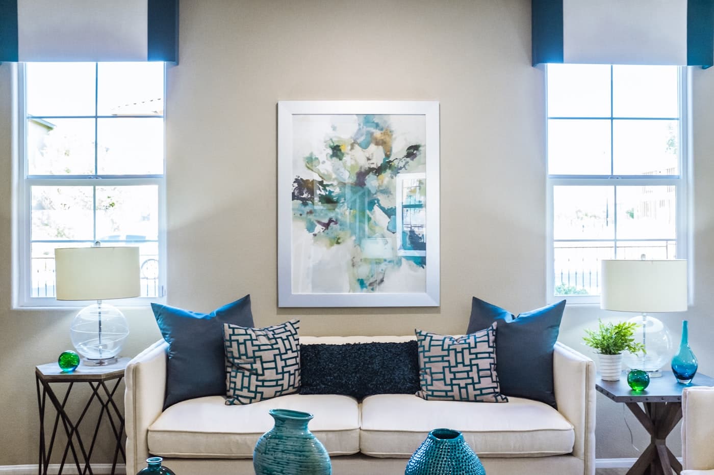 Living room with blue accents, matching the inquilo identity